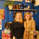 Lubomira Paśko i Anita Nowak w sklepie charytatywnym na Bielanach.